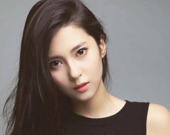 29岁模特钟鹿纯颜值爆表,曾和刘晓宇谈恋爱,黑色裙子显身材!