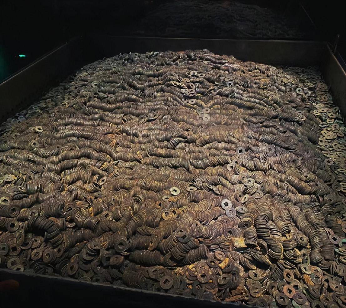 除了大量金器外,海昏侯墓还出土了重达十吨,总计两百万枚的五铢钱.