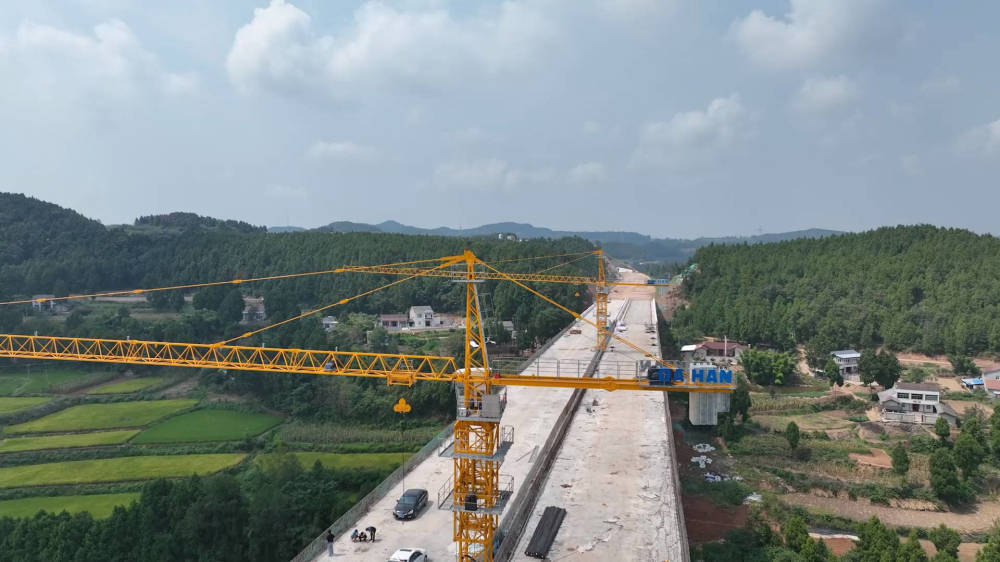 记者探班:绵苍高速,g5京昆高速绵广扩容项目梓潼段 热火朝天_施工