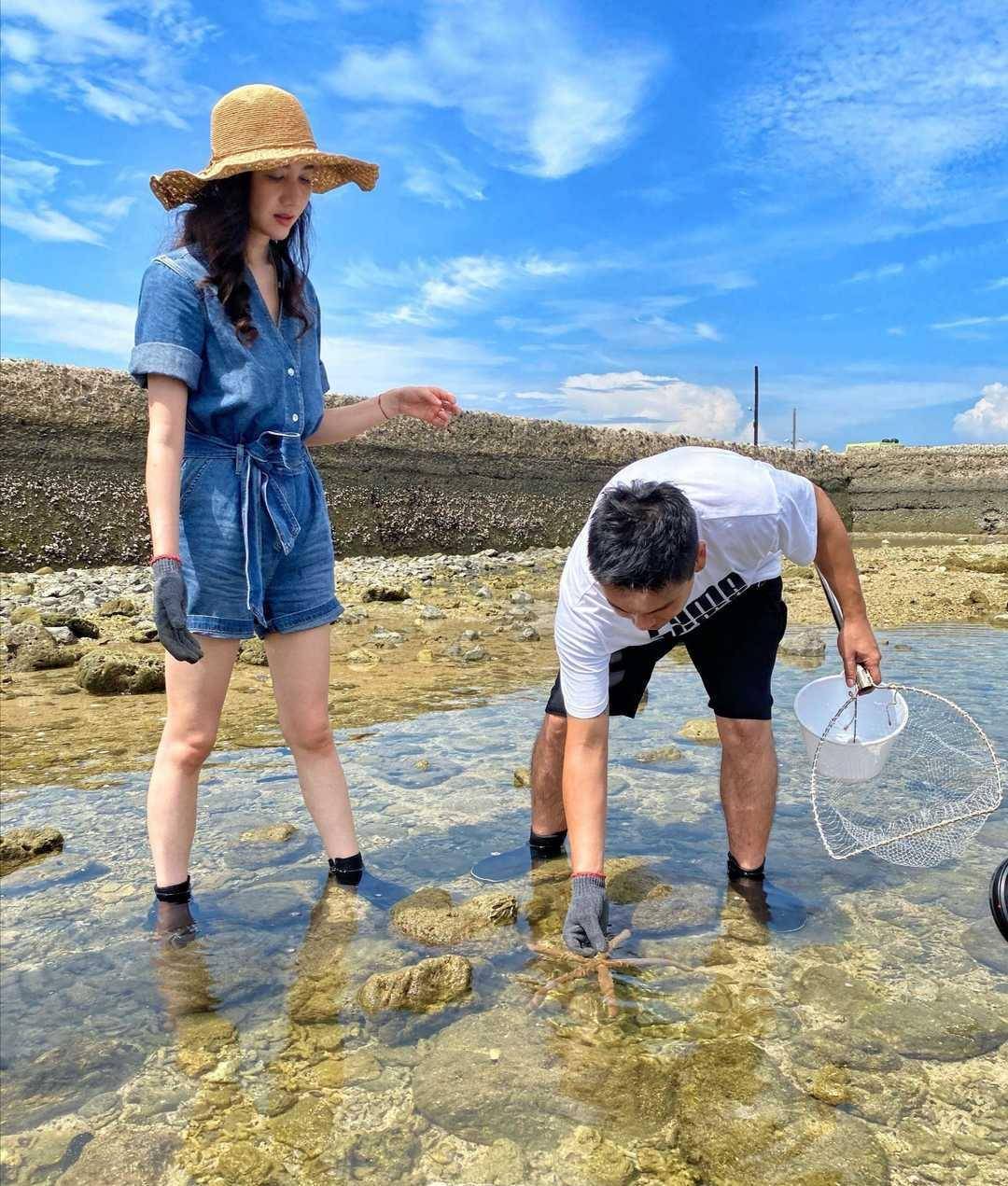 朱孝天带老婆去旅游,韩雯雯穿牛仔连体短裤配草帽,气质不输超模_设计