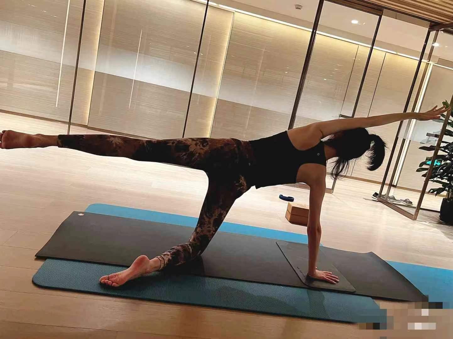 奚梦瑶练瑜伽四肢超修长,裤子被何猷君吐槽丑,网友:确实丑全靠腿撑