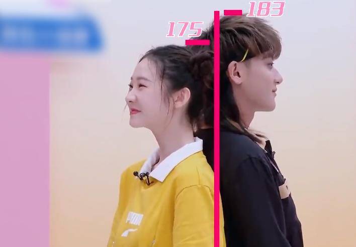 《创3》奇特的视角下,张艺凡仿佛是巨人,陈卓璇只有她肩头高_身高_cm