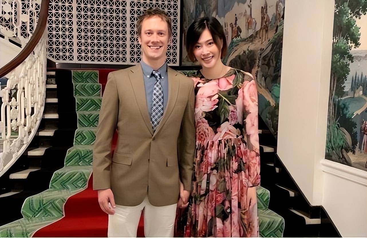2019年年初,马蕴雯在社交媒体上公布与拉尔森的恋情,两人已经决定结婚