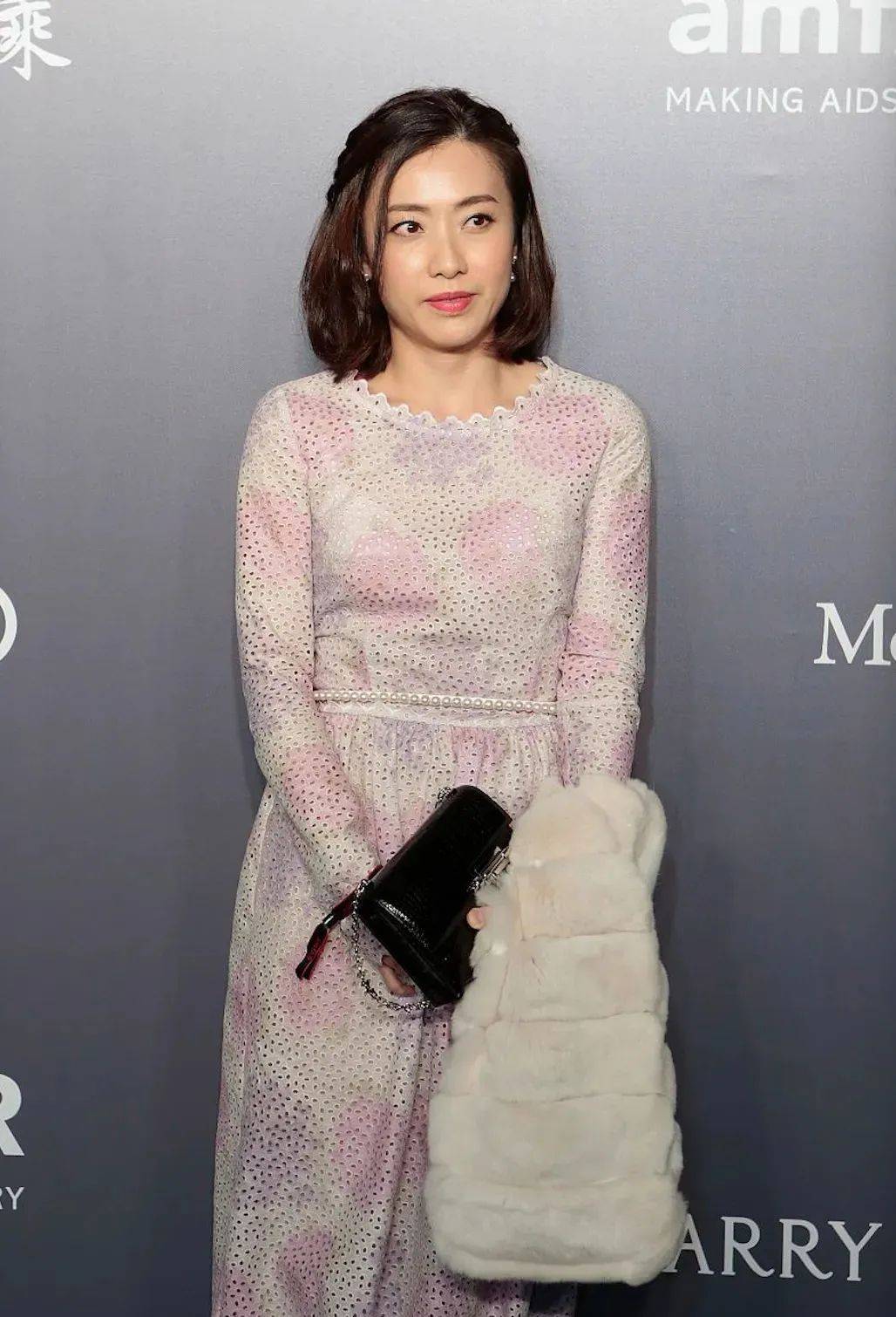 有钱就是好,甘比穿名牌献爱心,摇身变成高贵名流!_大刘_一身_气质