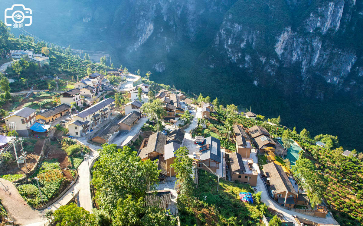 重庆巫山有座天坑中的村庄，曾经与世隔绝，堪称现实版的桃花源