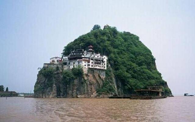安庆奇景小孤山:山峰孤立耸立在长江边,素有"长江天柱"之称_寺庙_小姑
