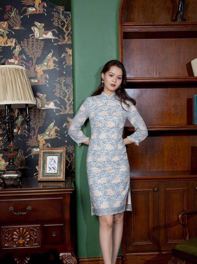 旗袍没那么复杂,今年流行这样穿,时髦简约,单穿时尚两不误!