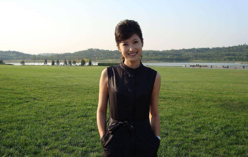 "刚强与老婆双双出镜,舞台上满脸笑容,暗撒狗粮太甜_工作_婚姻_事业