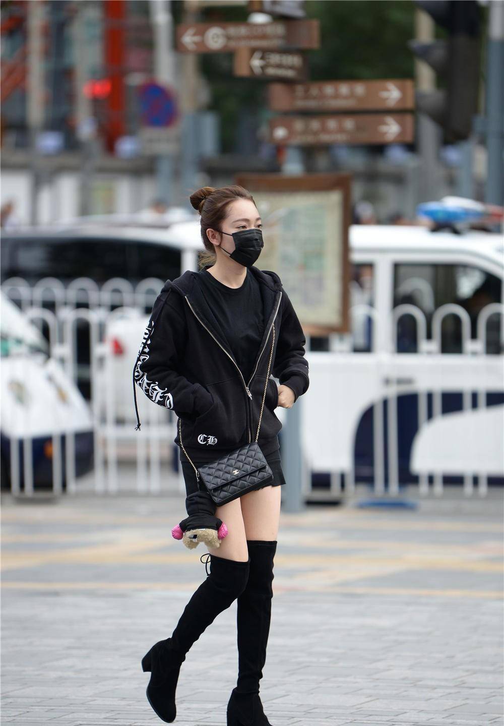 黑色为过膝长靴,5厘米的粗跟设计,搭配黑色卫衣_效果_美女_时尚