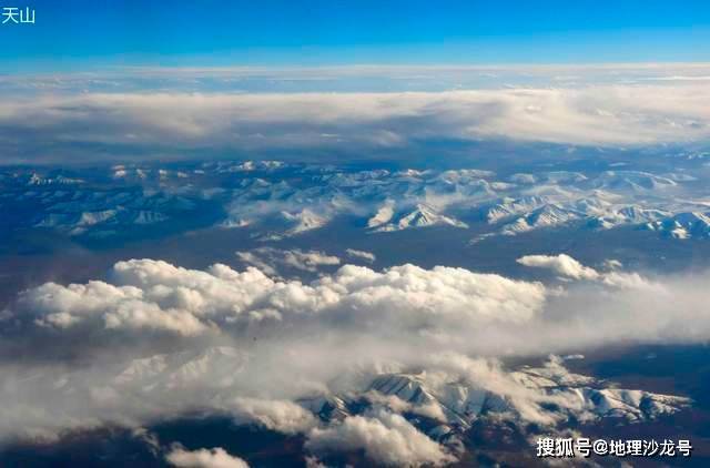 天山山脉的三大主峰:托木尔峰、汗腾格里峰和博格达峰_我国_东西_冰川