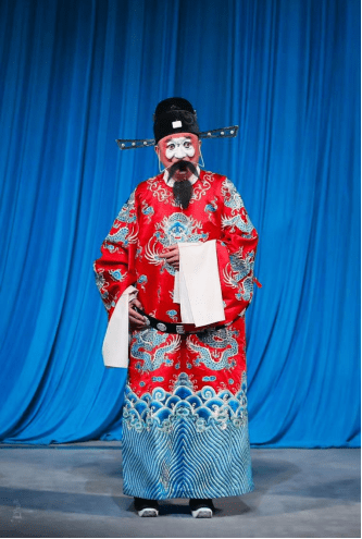 倪胜春饰演颍考叔剧中饰演郑庄公的,是北京京剧院优秀裘派花脸演员