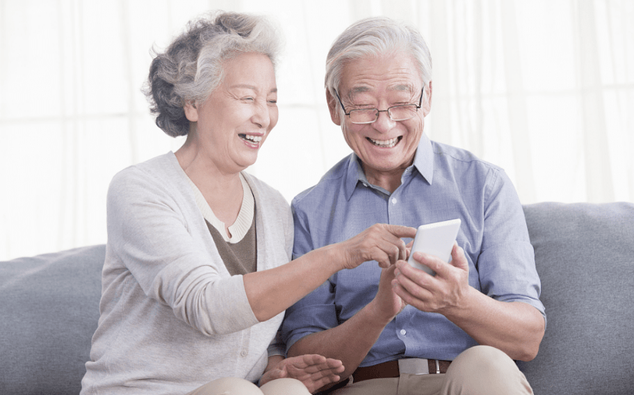 段淋淋丨"银发经济"崛起,智能穿戴设备守护养老健康