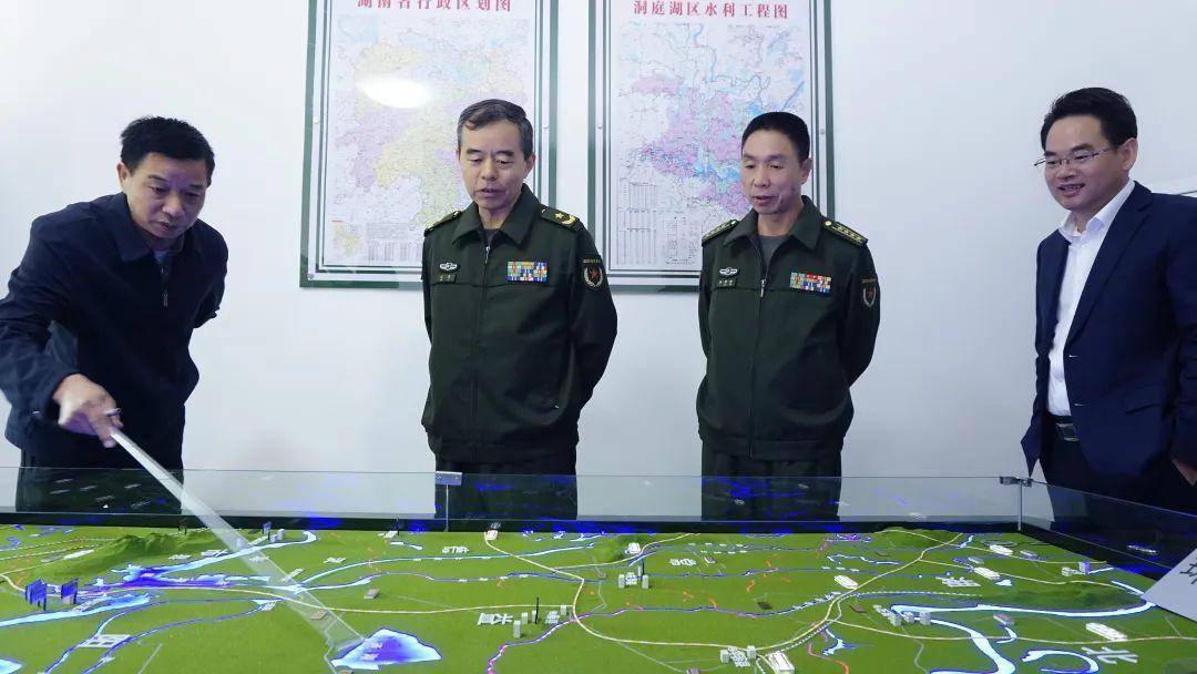 湖南省军区副司令员陈博来汉寿调研并看望慰问航天员张陆的父母