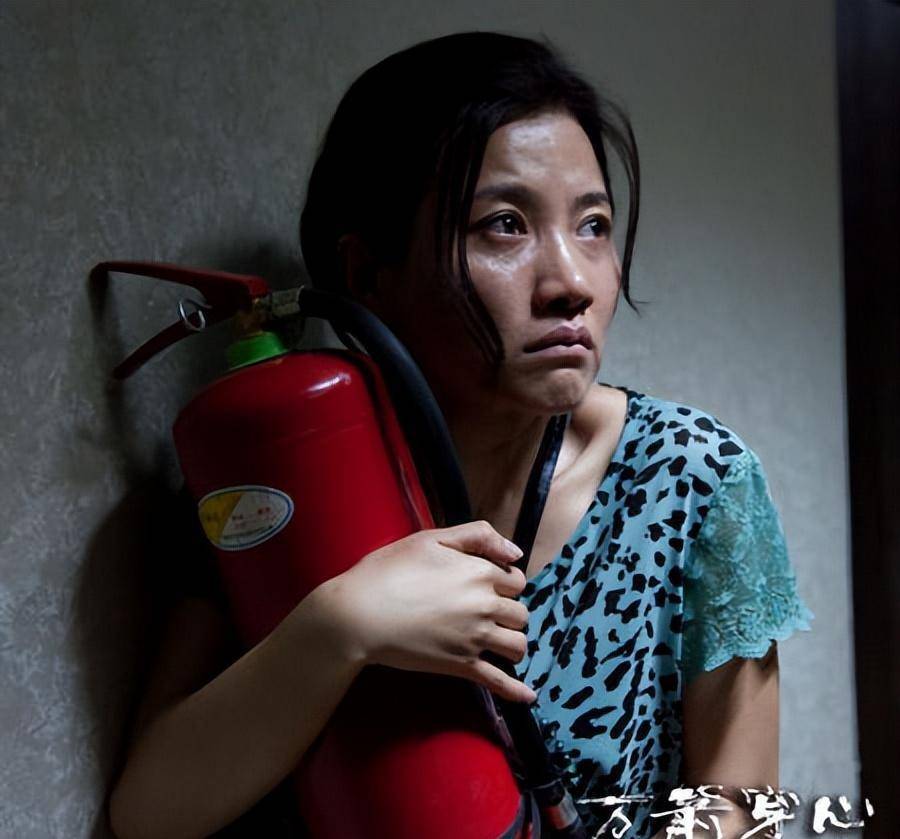 真正让颜丙燕走上影后宝座的还是那部电影《万箭穿心》,精湛的演技再
