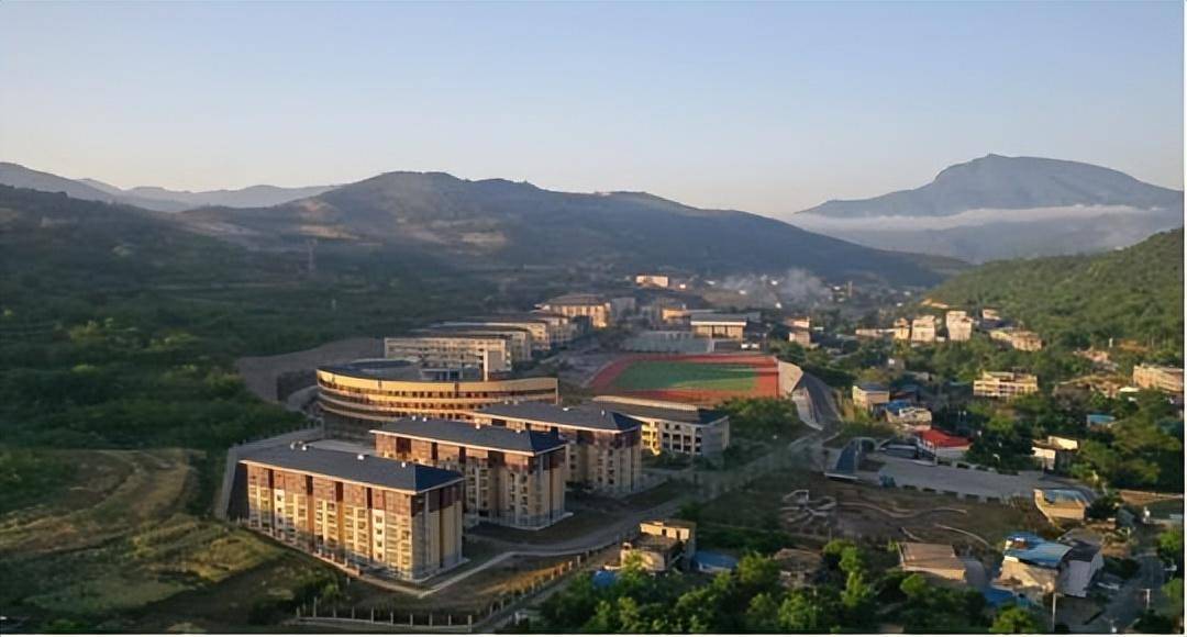 旬阳二中旬阳中学校园旬阳市地处陕南秦巴腹地,属国家级贫困县,全市现