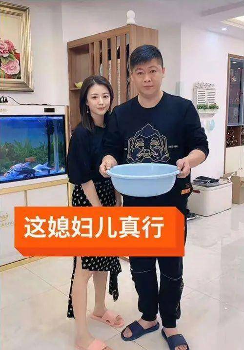 如今谢永强胖到不敢认,娇妻出镜像他女儿,穿着普通又大气!