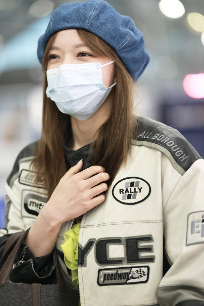 程潇贝雷帽搭配棒球外套造型元气摩登_双流机场_成都_质感