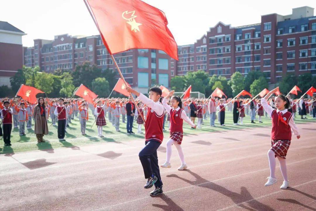 10月13日上午,平阳新纪元蓝田学校顺利举行"榕娃喜迎二十大,争章逐梦