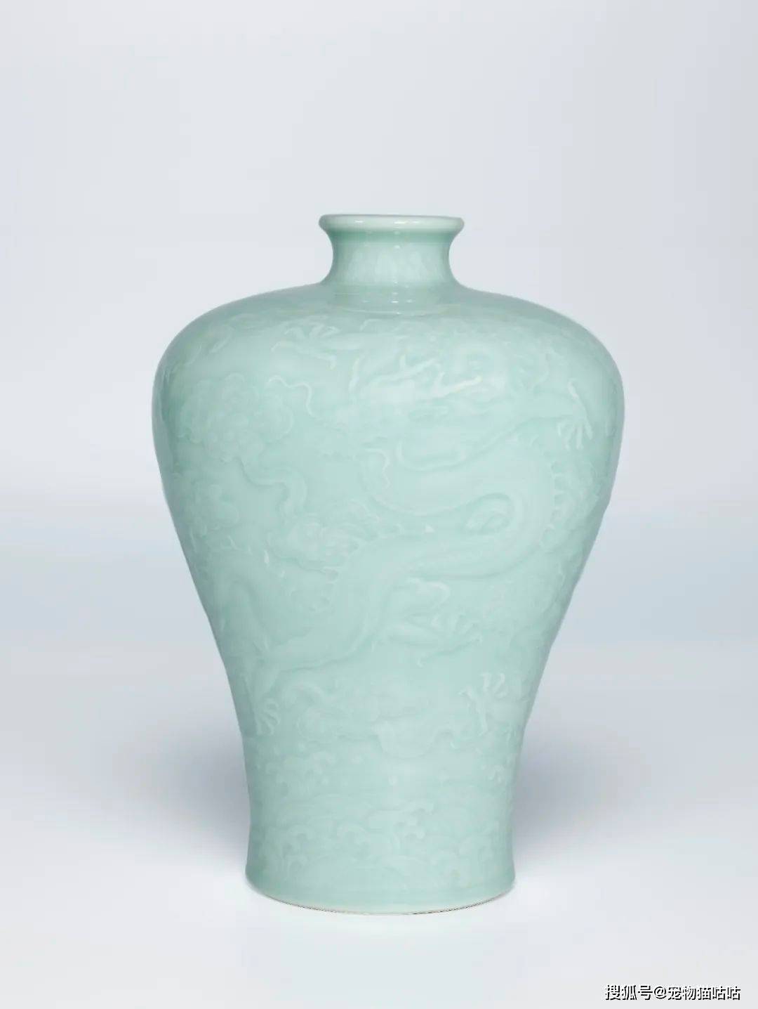 2022香港佳士得秋拍：乾隆粉青釉雕海水龙纹梅瓶领衔_搜狐网