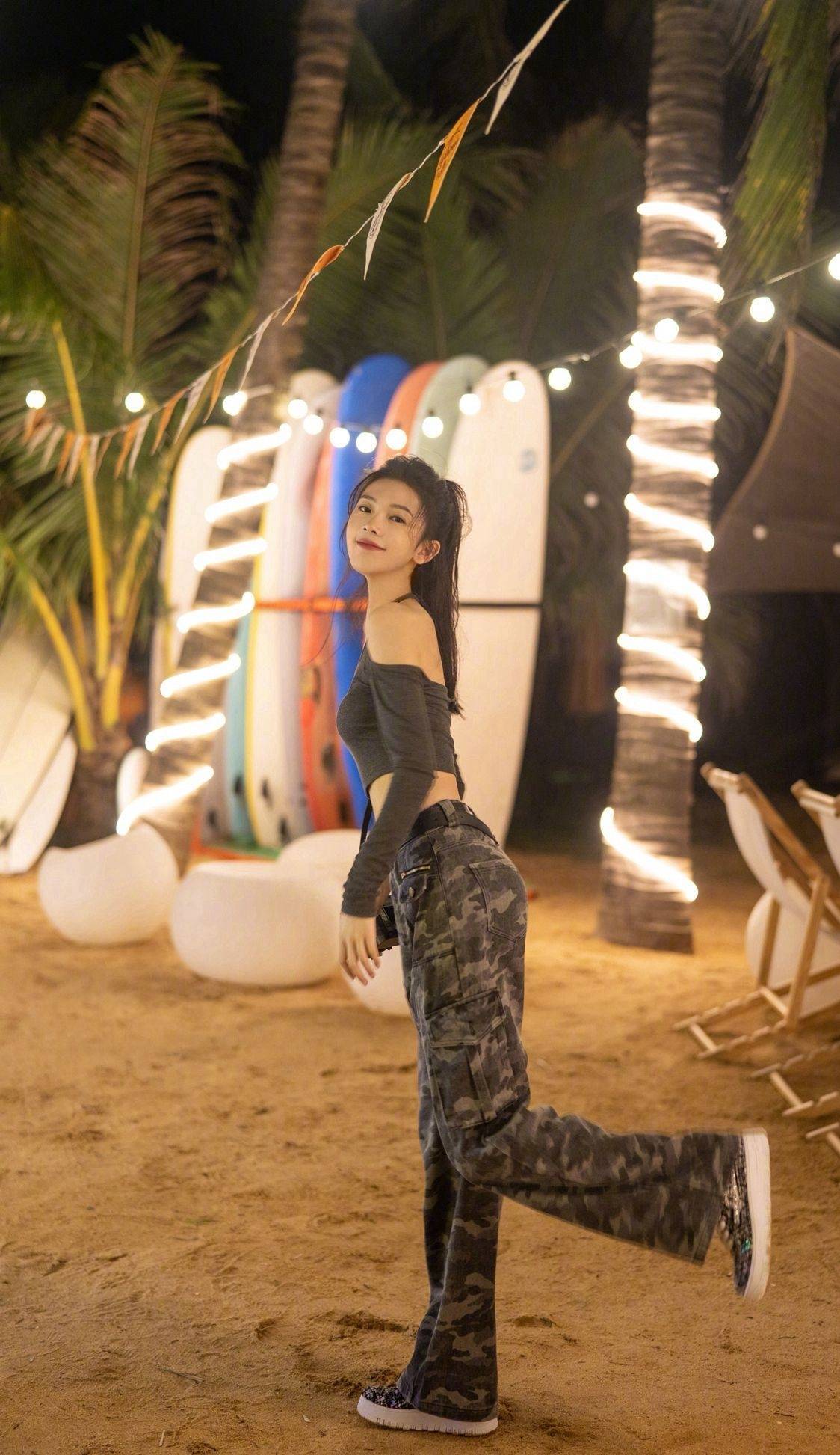 陈瑶吊带露脐装沙滩性感写真_吊带_写真_沙滩