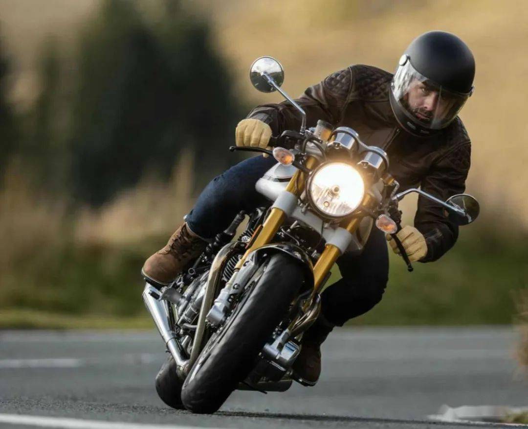 切格瓦拉摩旅的座驾,2023 norton commando 961 复古咖啡机车 | 酷乐