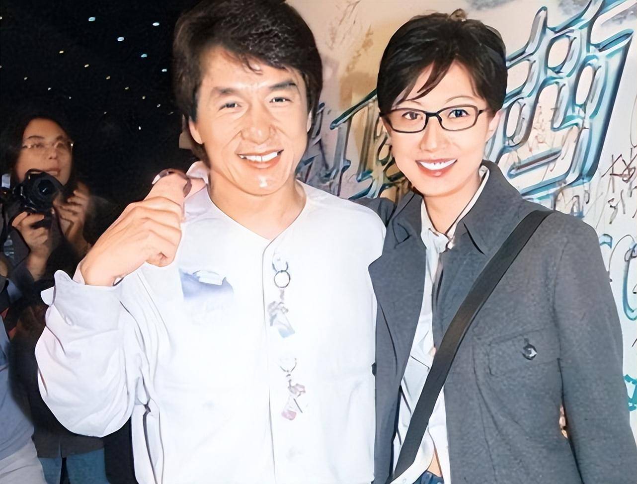 成龙名义上的妻子是林凤娇,他们秘密结婚并生了一个儿子.