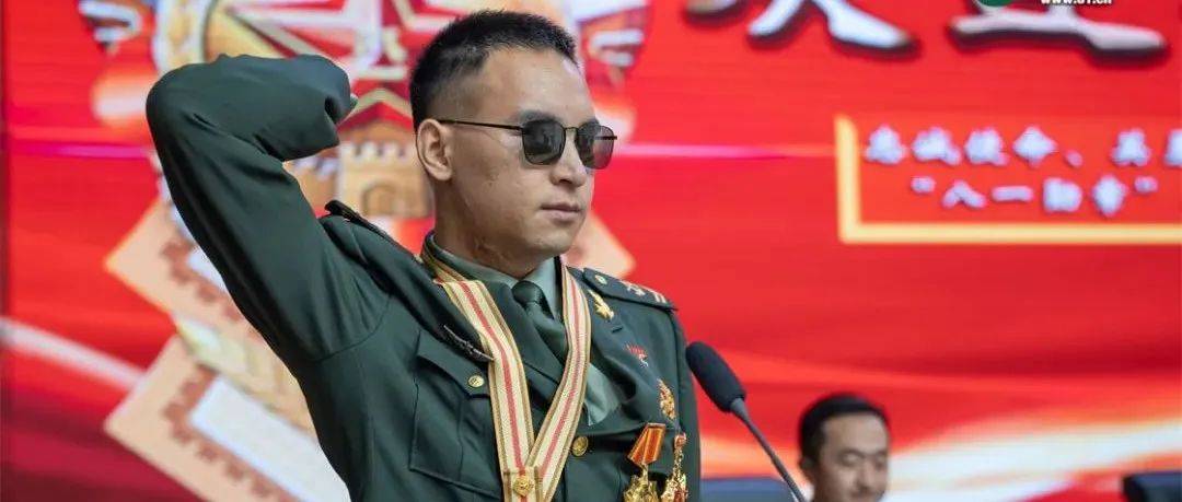“杜富国!”“到!”_早操_英雄_战友