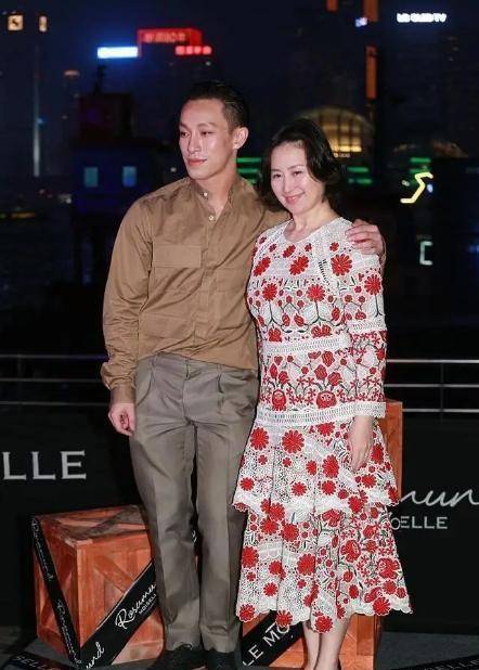 何超琼气质真好,总能把简约裙装穿出"高级感",美得不像58岁