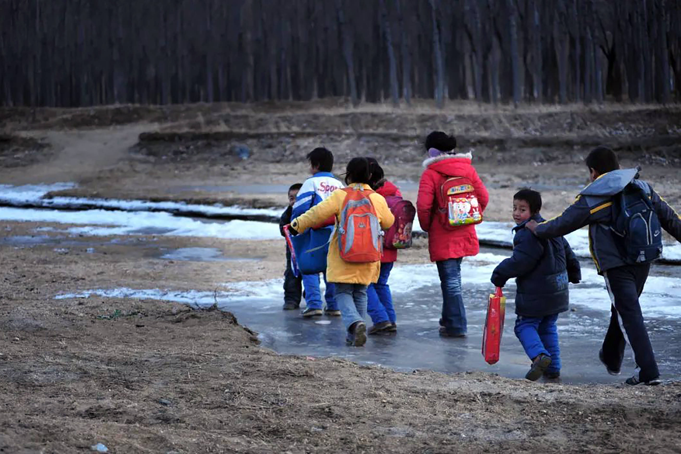 风霜雨雪去上学,让我经受了磨砺,也收获了坚强_道路_冰凌_图片