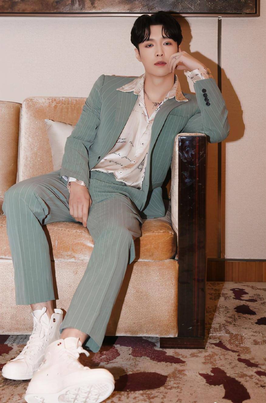 张艺兴在韩娱文化的培养下对自身身材管理也是十分优秀的,他的五官在