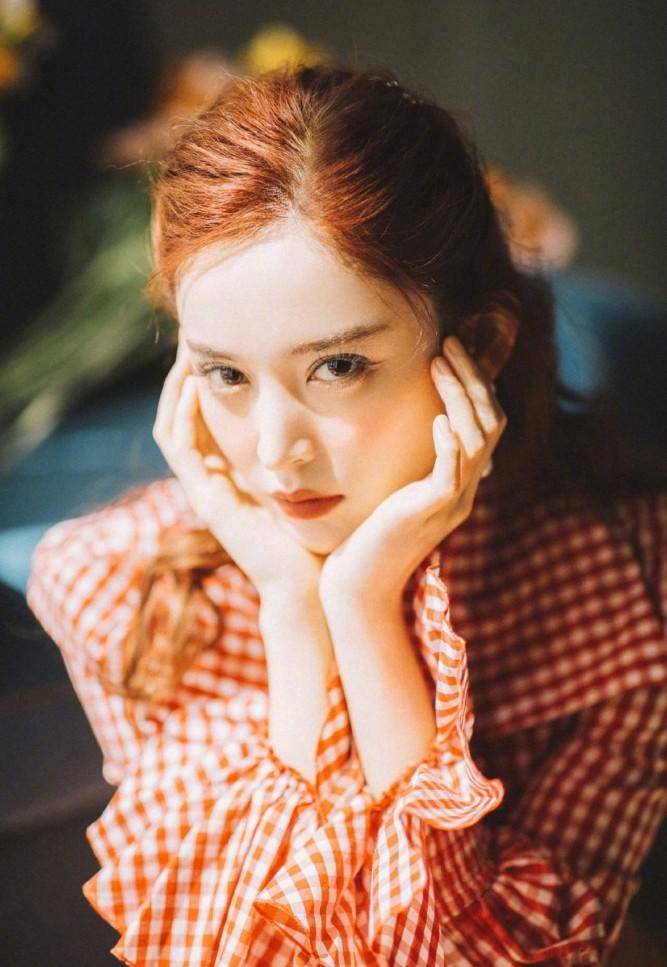 当女明星上演捧脸杀,古力娜扎眼神迷人,赵丽颖简直萌化了我的心_动作