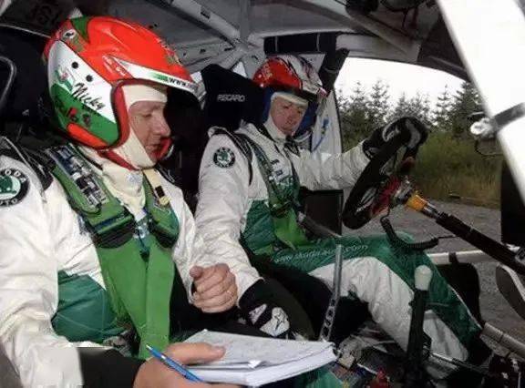 由驾驶员与领航员组成的车组是拉力赛和其他赛车项目相区别的一大特征