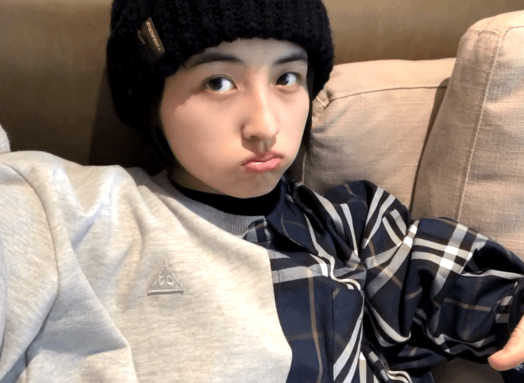 张子枫晒纯素颜自拍,痘印雀斑一目了然,皮肤状态绝了_妹妹_镜头_照片