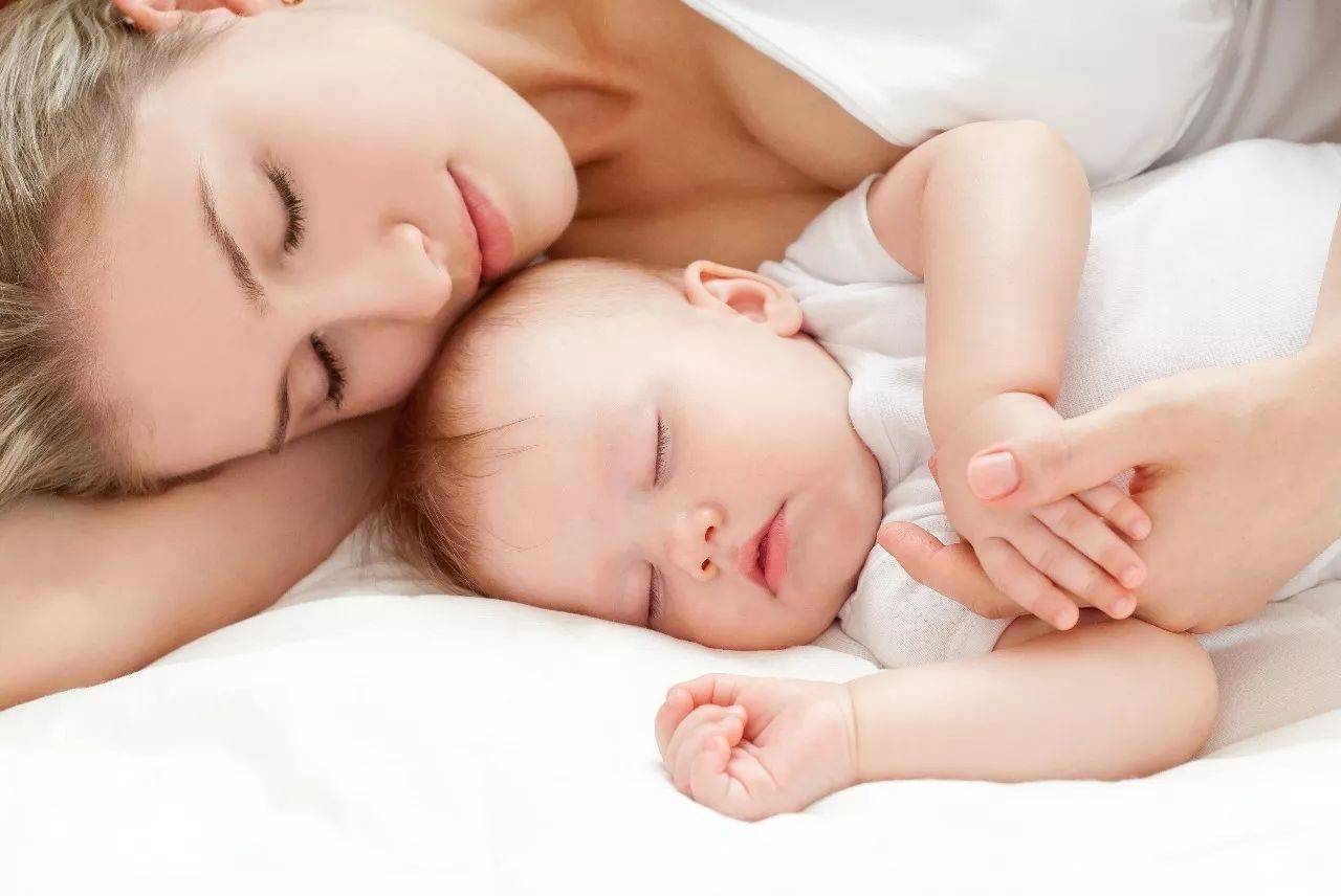寶寶睡覺時最常見的8個錯誤做法，嚴重可窒息
，別再用了！