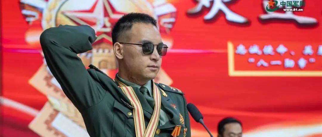 “杜富国!”“到!”_早操_训练_英雄