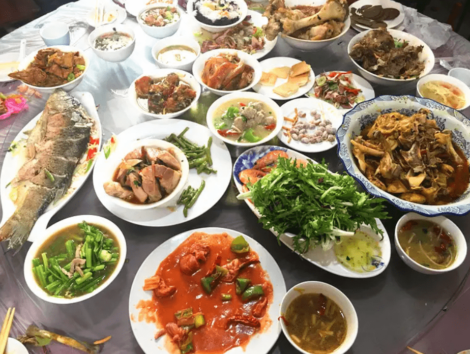 论办酒席,还是山东人大方,满桌好酒好菜,外省人:真羡慕_老吕_小林