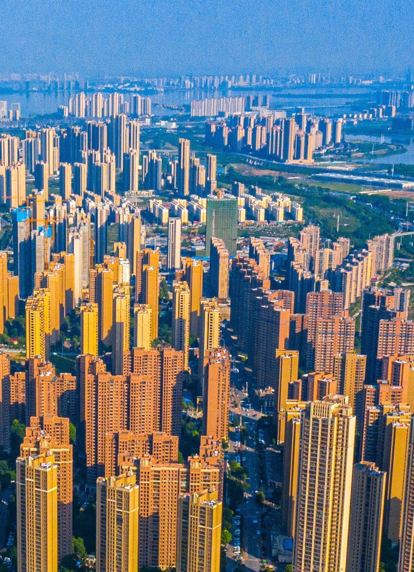 但在一定程度中也说明了白沙洲的发展滞后,灰大,道路破烂,溶洞,不宜