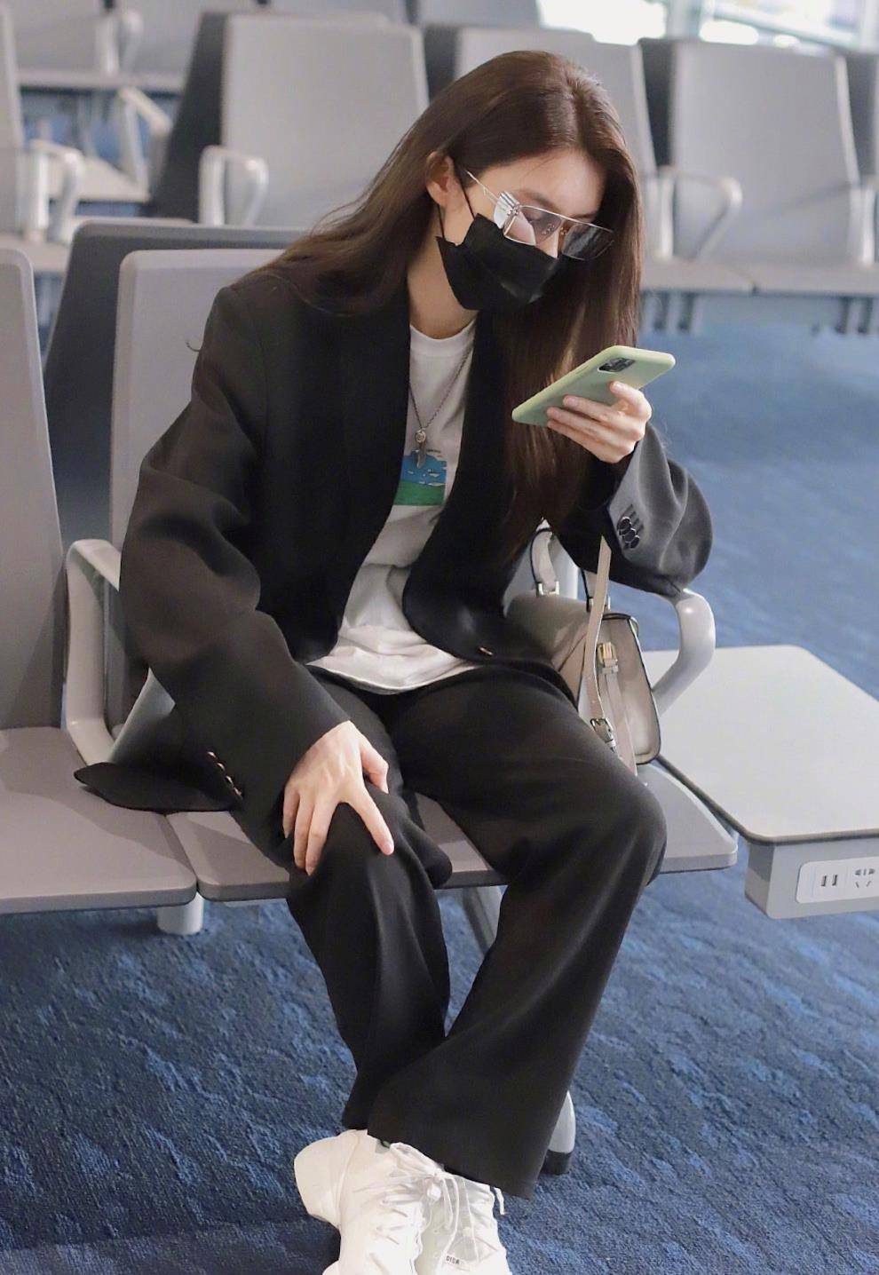 左小青时尚品位升级,穿黑色西装套装扎低马尾,简单穿就太有气魄_大气