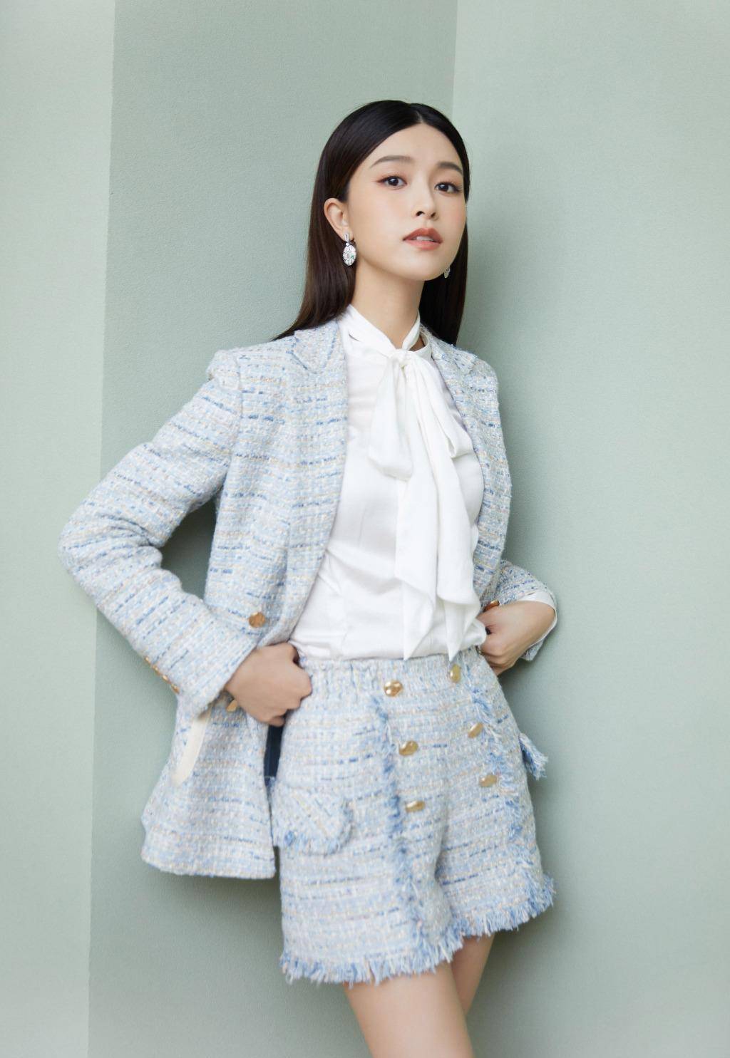 她是新《天龙八部》的王语嫣,穿男友风西装配骑行裤,利落帅气_文咏珊