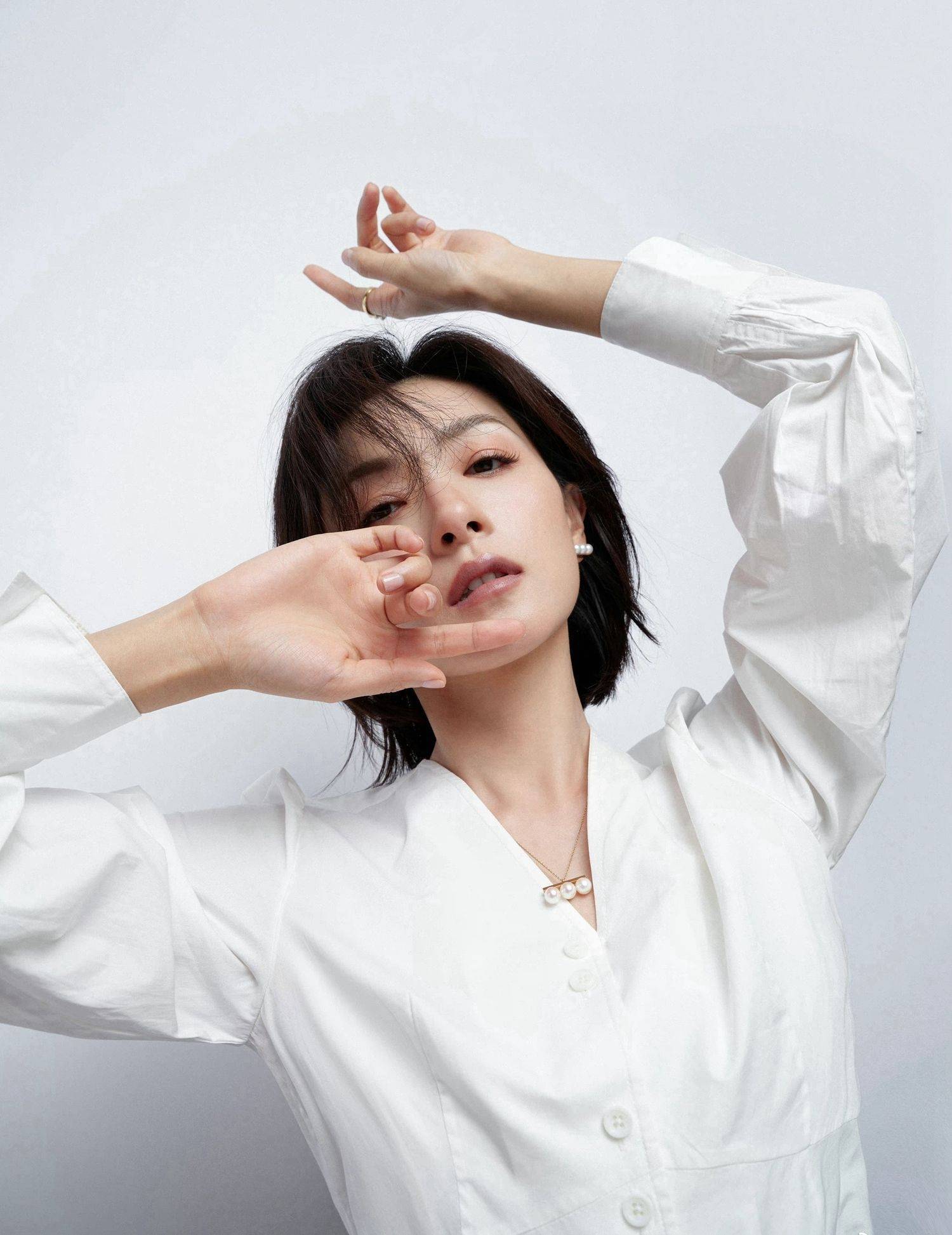 万茜白色衬衣职业风写真_职业_衬衣_白色