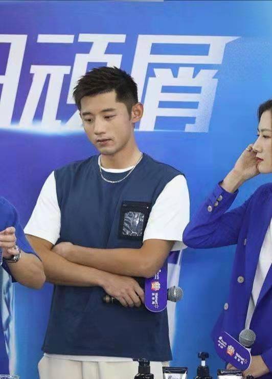 国乒大满贯同台,丁宁遇张继科满脸娇羞,留长发气质知性好温柔_造型