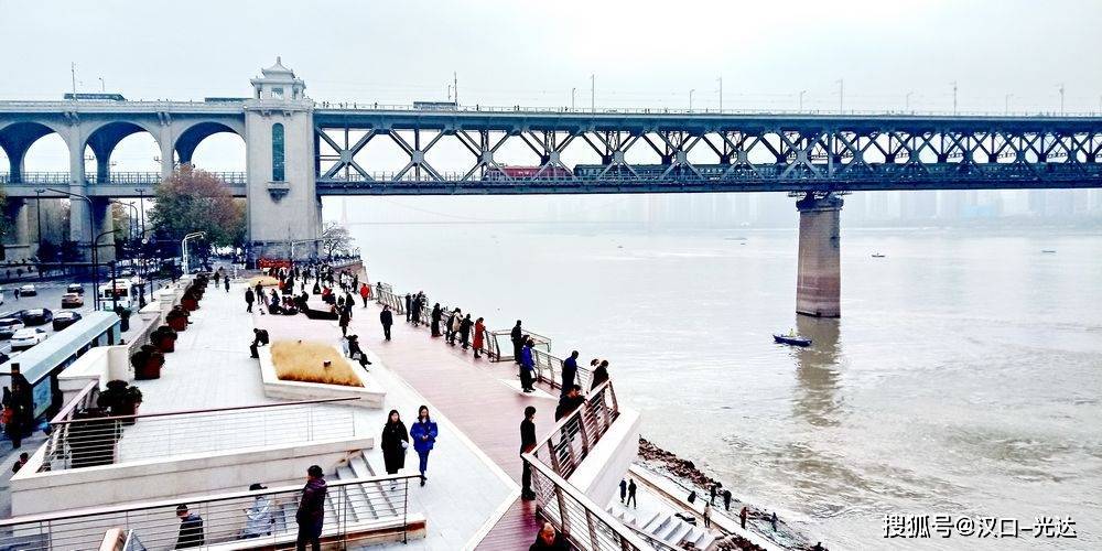 江南岸 饱览第十座大桥壮美雄姿 纪念万里长江第一桥通车65周年