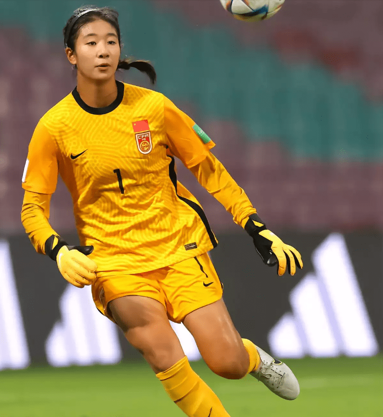 首发名单:中国女足首发:1-刘晨,2-许之译,3-王怡,4-黄嘉欣,10-乔睿琪