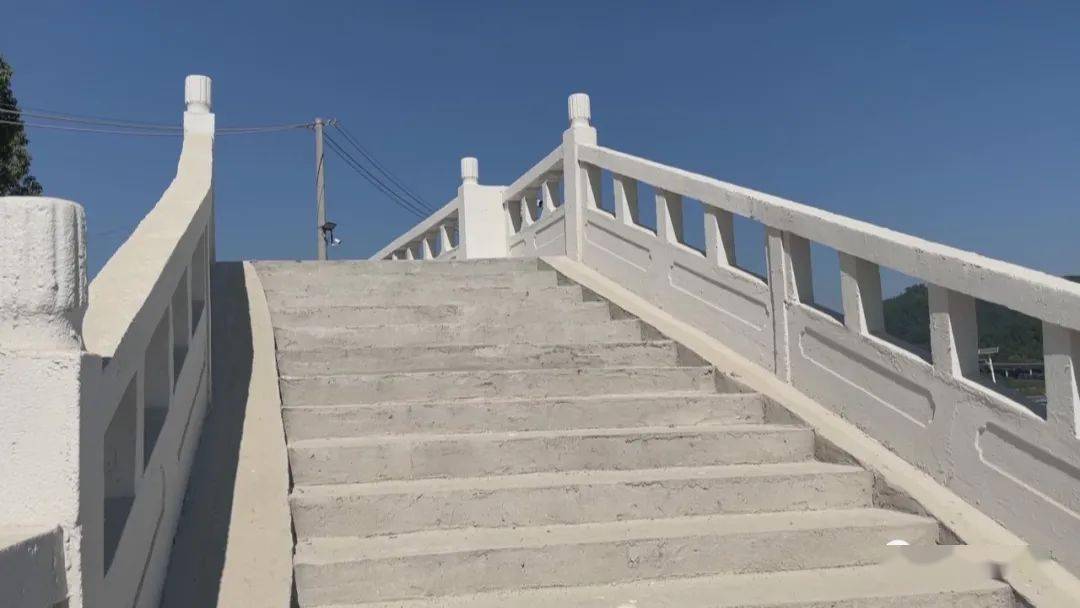 塘源防洪堤堤身施工基本完成建设,其中,堆石护脚,石笼网护面,干砌石