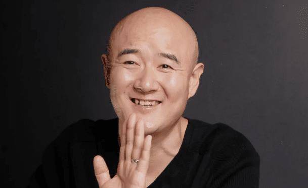 演过很多小人物的钟卫华,也演过很多反派,是一个风趣幽默的人_角色