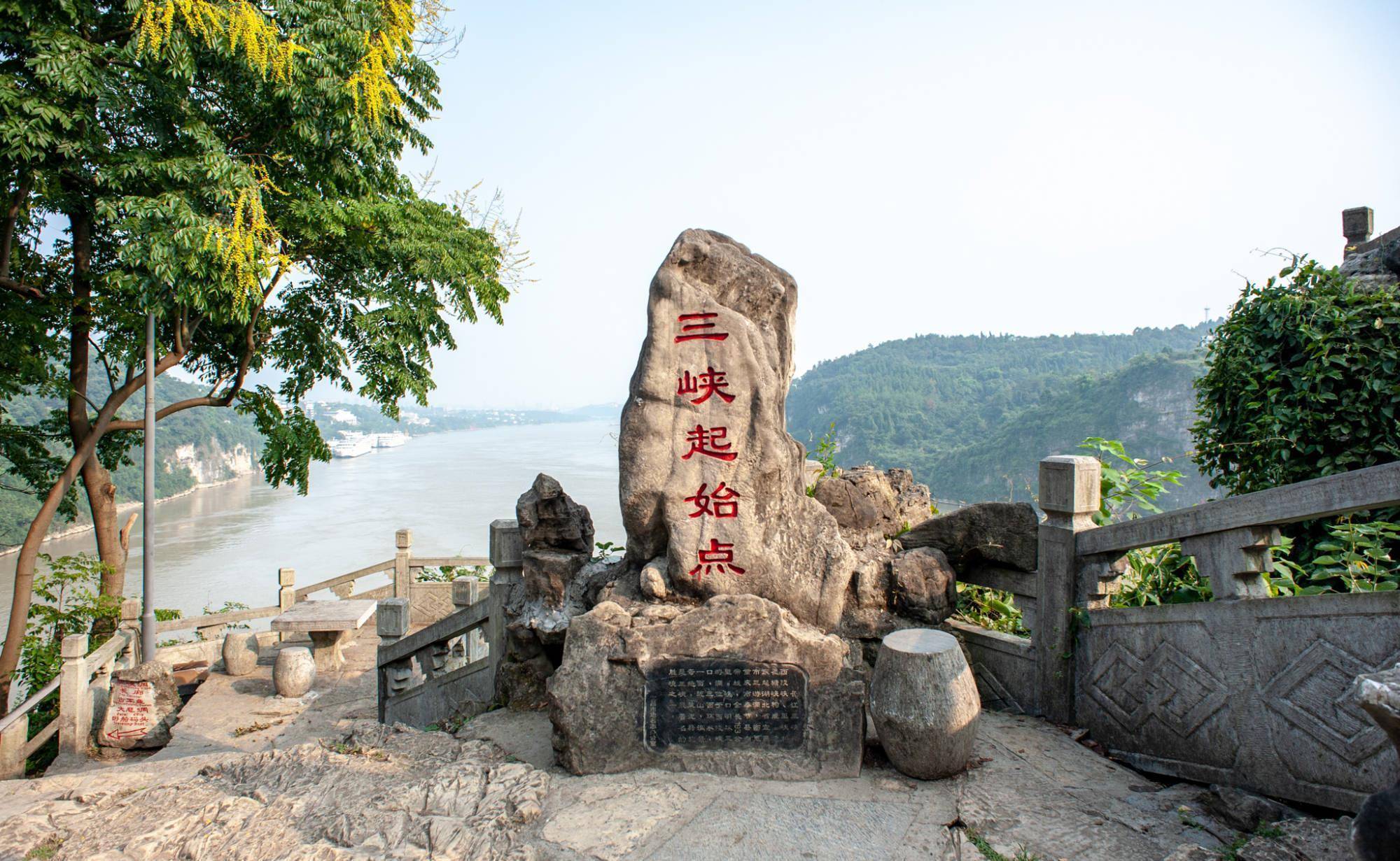 宜昌三游洞，千年前文人墨客热衷游历的地方，绝壁石刻是其一绝