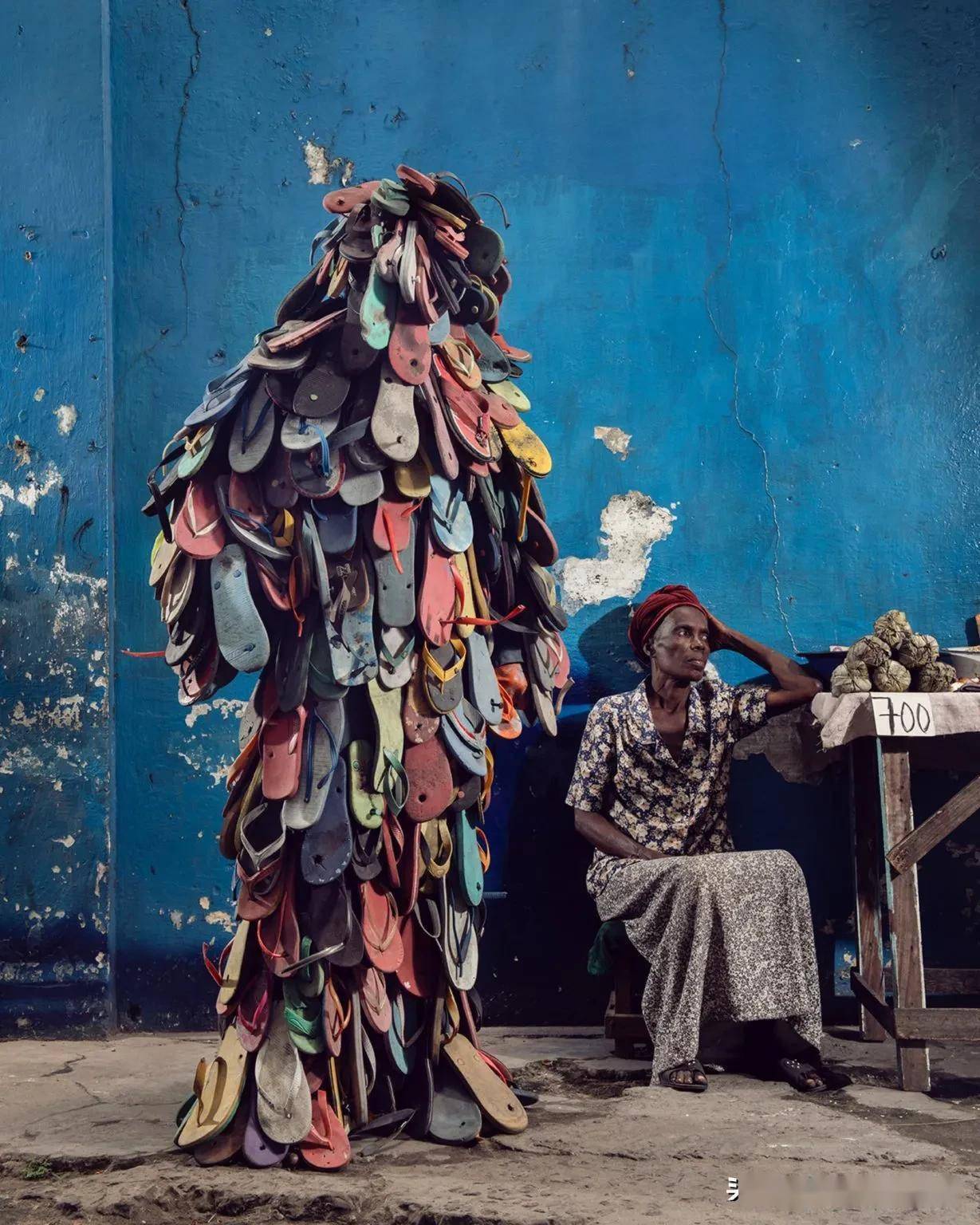 刚果街头炫酷的垃圾服饰大秀_环境_材料_问题
