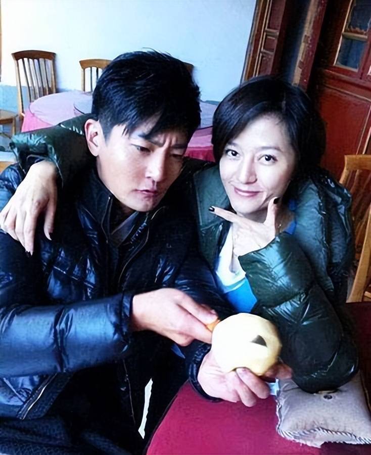 "大器晚成"郭京飞:和鲍莉认识1个月就结婚,17年过后恩爱如初_表演