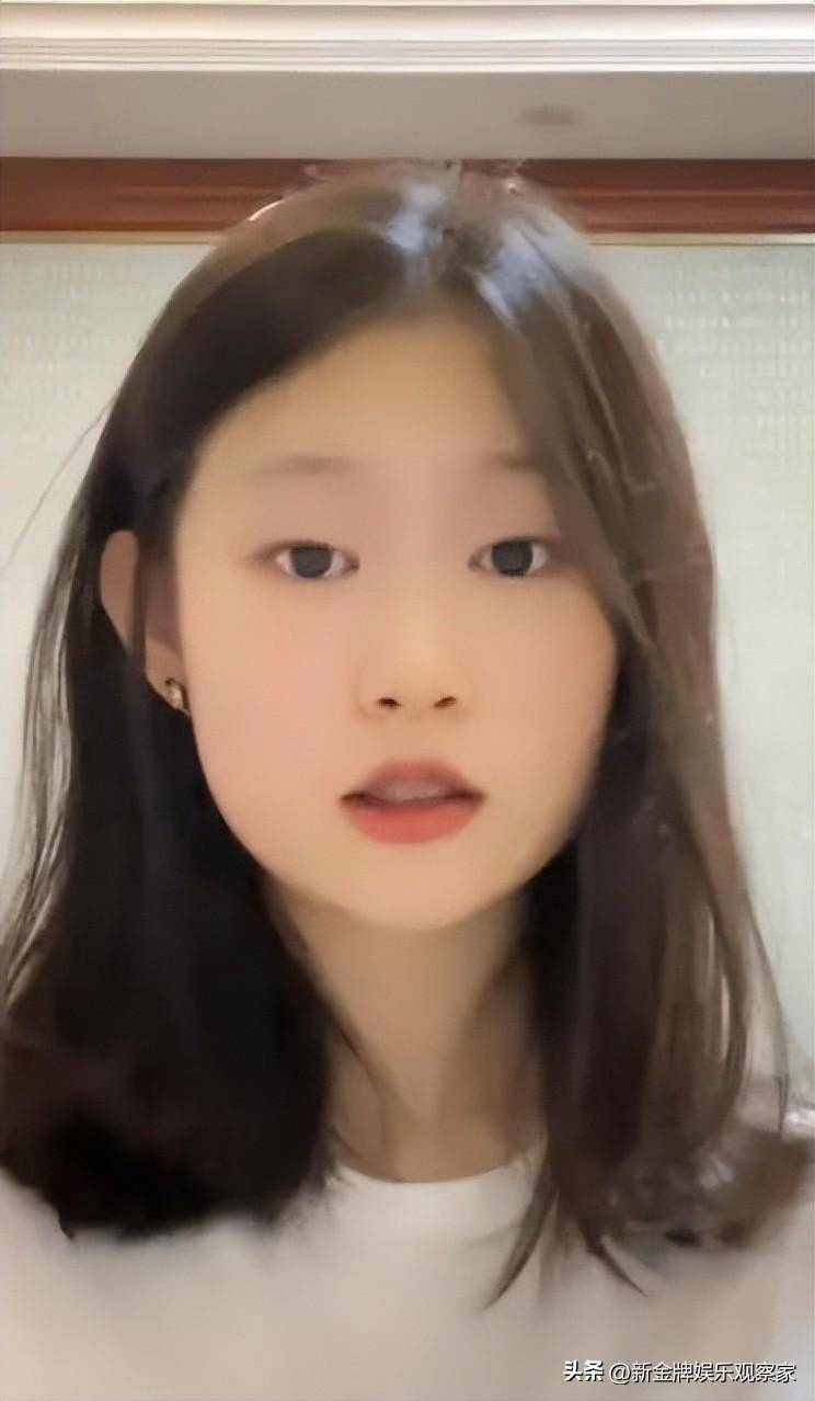 小沈阳一家三口聚餐,16岁女儿梳长马尾身材高挑,身高逼近爸爸_沈佳润