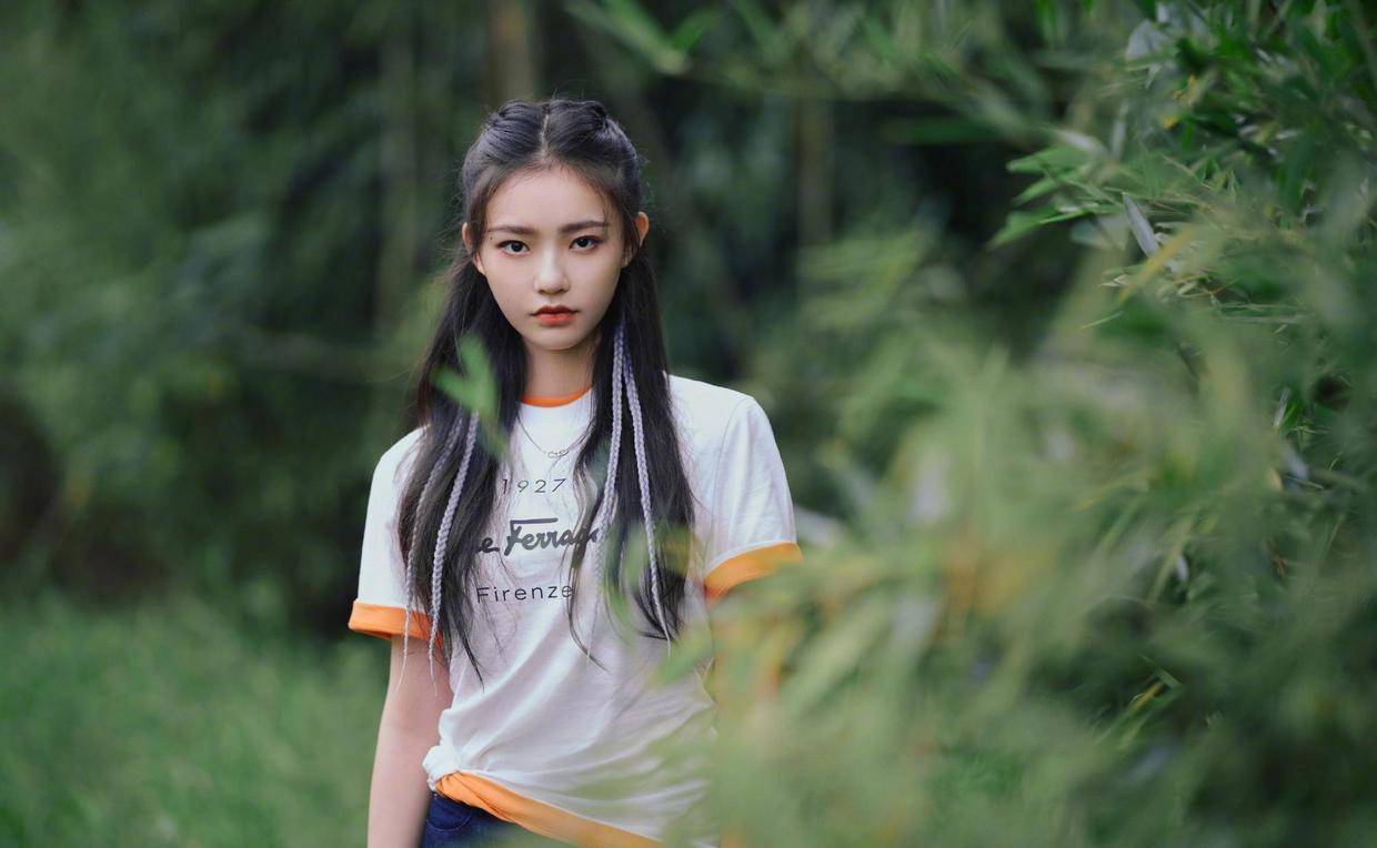 叶一茜罕见走运动风,穿黑色t恤叠穿时尚衫,健美裤秀"自律腿"_颜色